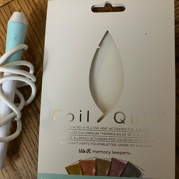 We R Memory Keepers Freestyle Foil Quill W/ Assorted Hot Foil Sheets and Rolls - Picture 10 of 13